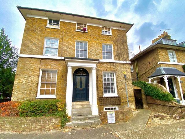 Sussex Place, Slough SL1, 2 bed flat to rent, £1,450 pcm | PrimeLocation