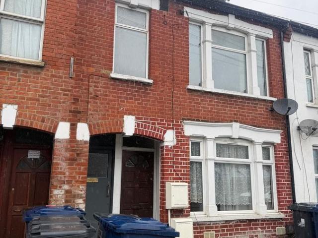 Sussex Road, Southall UB2, 3 bed flat to rent, £1,850 pcm | PrimeLocation