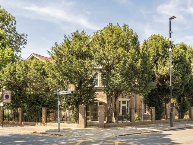 Sutton Court Road, Chiswick W4, 2 bed flat to rent, £2,700 pcm | PrimeLocation