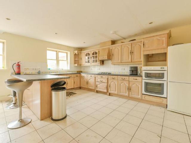 Sutton Court Road, Grove Park. 4 bed house to rent £4,600 pcm £1,062 pw