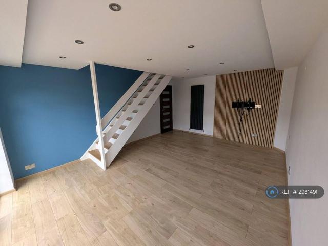 Sutton Close, Redditch, B98 3 bed semi detached house to rent £1,300 pcm £300 pw