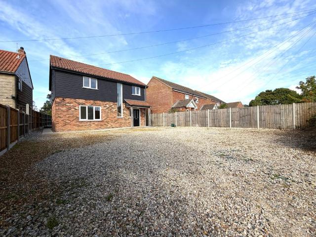 Sutton Crescent, Freethorpe NR13 4 bed detached house to rent £1,700 pcm £392 pw