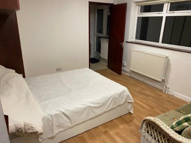 Sutton Avenue, Slough SL3, Studio to rent, £995 pcm | PrimeLocation