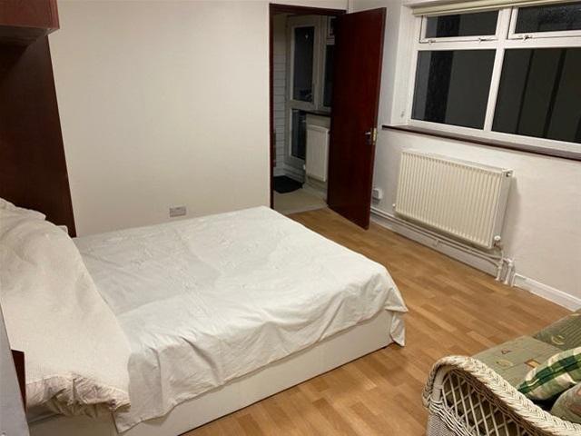 Sutton Avenue, Slough Studio to rent £995 pcm £230 pw