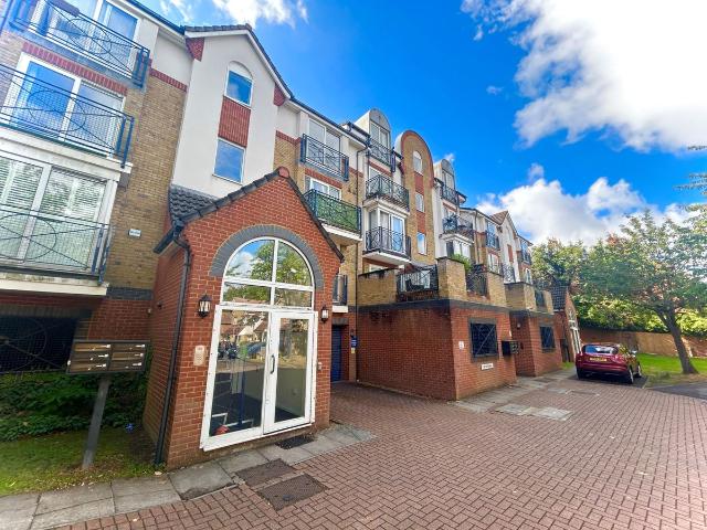 Sutton SM1, 2 bed flat to rent, £1,800 pcm | PrimeLocation