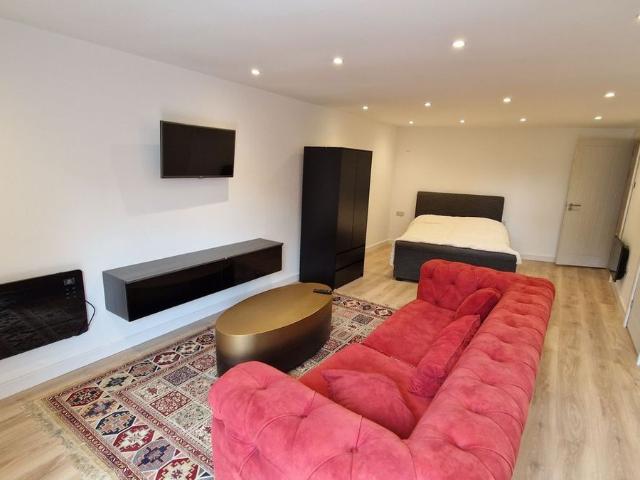 Sutton Road, Hounslow TW5, 1 bed flat to rent, £1,300 pcm | PrimeLocation