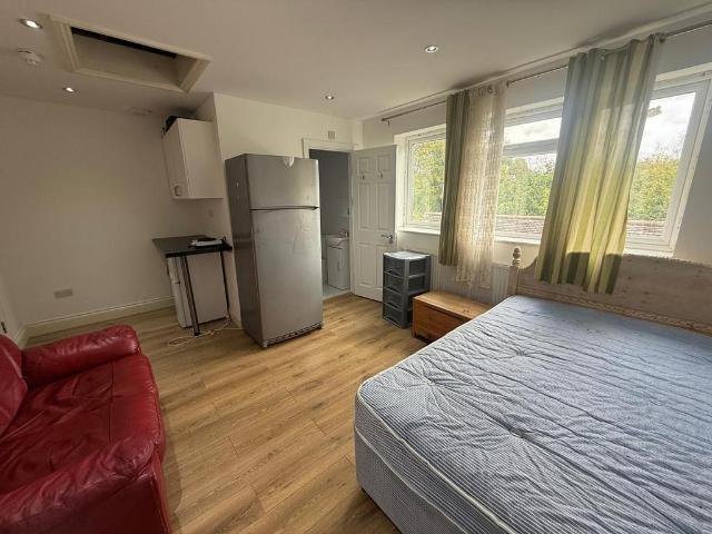 Sutton Road, Hounslow TW5 1 bed in a house share to rent £850 pcm £196 pw