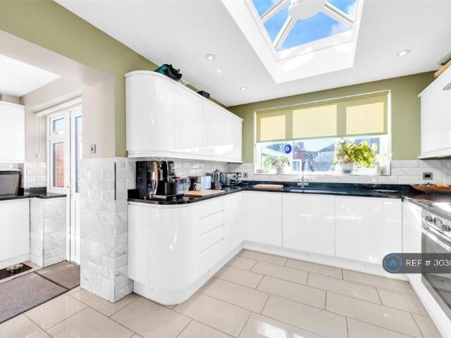 Sutcliffe Road, Welling, DA16 3 bed semi detached house to rent £2,300 pcm £531 pw