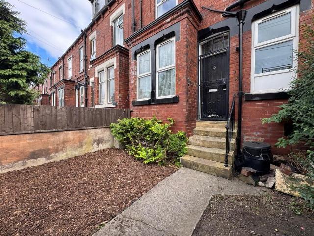 Sutherland Mount, Leeds, West. 2 bed terraced house to rent £850 pcm £196 pw