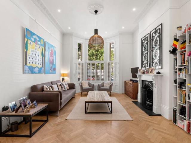 Sutherland Avenue, Little Venice. 3 bed flat to rent £6,500 pcm £1,500 pw