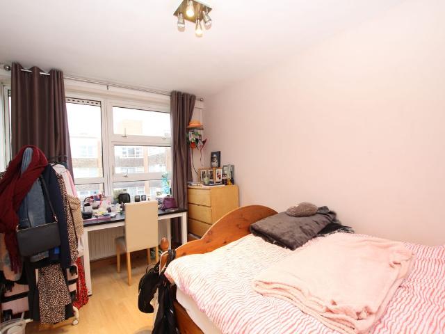 Sutherland Grove, Teddington TW11, 1 bed penthouse to rent, £780 pcm | PrimeLocation