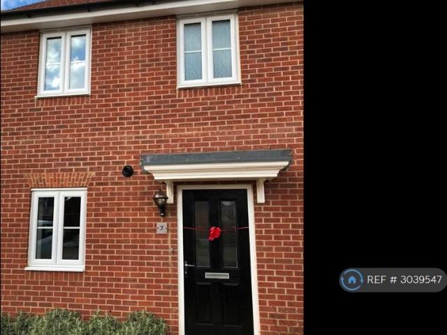 Sutherland Lane, Bedford, MK40 3 bed terraced house to rent £1,500 pcm £346 pw