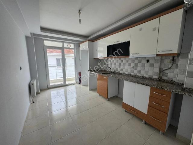 Sütlüce Mahallesi Cuma Pazarı Eğitimciler Caddesine Yakın Satılık 2+1 Daire