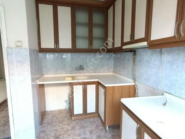 Sütlüce Mahallesi Pazar Yeri Yakını Bakımlı Kiralık 2+1 Daire