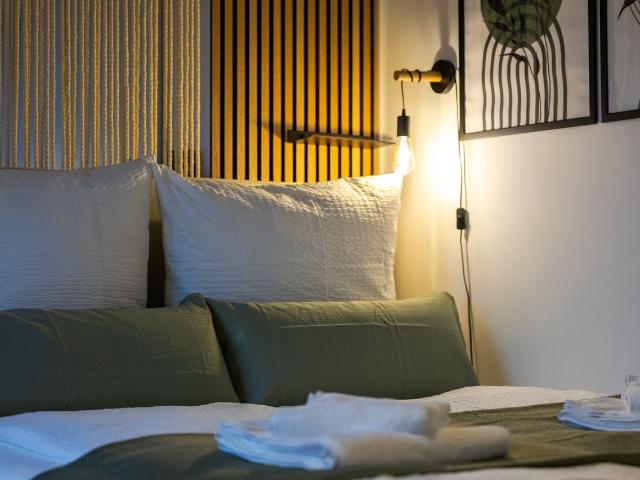 Svyvo Delux Studio: Parking, Koln Amsterdam Apartments for Rent