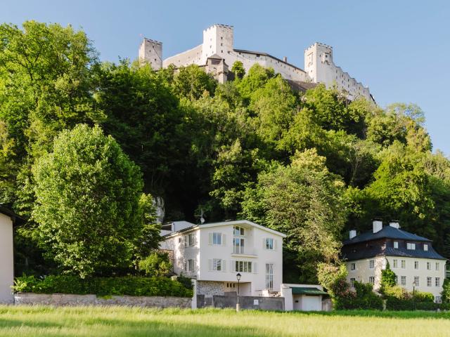 SYMBIOSE AUS ARCHITEKTURGESCHICHTE UND WEITBLICK! Einzigartiges Domizil am Fuße des Festungsberges