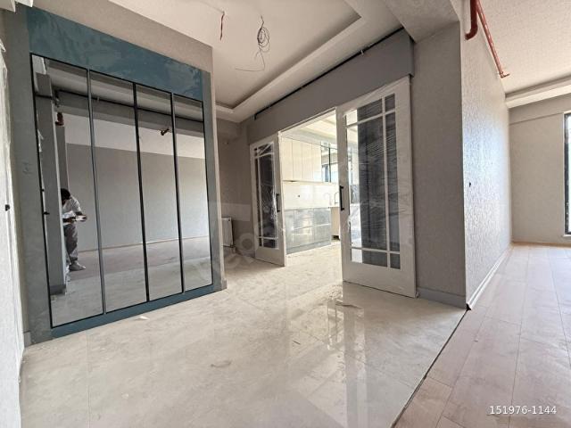 SYM'DEN SARAYCIKTA EN GÖZDE PROJEDE 2+1 BULVAR CEPHE DAİRE