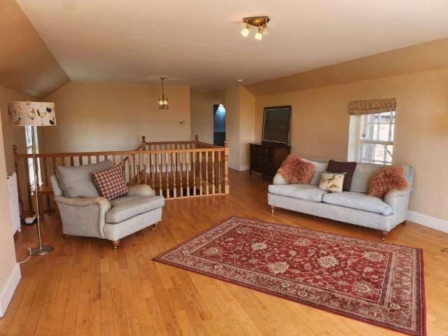 Sympathetically converted in 2005 this contemporary 3 bed detached barn conversion enjoys and enviable location. Sitting in it's own private south facing garden