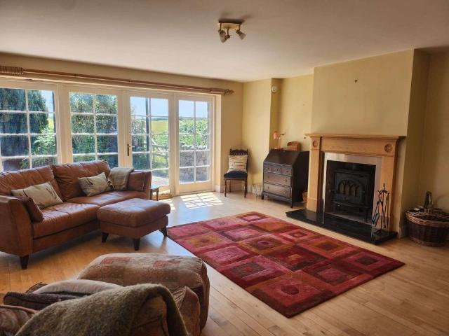 Sympathetically converted in 2005 this contemporary 3 bed detached barn conversion enjoys and enviable location. Sitting in it's own private south facing garden