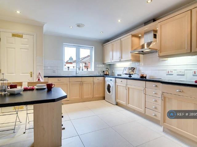 Symphony Court, Birmingham, B16 2 bed penthouse to rent £2,950 pcm £681 pw
