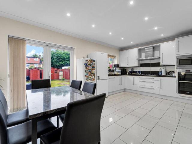 Syon Park Gardens, Isleworth TW7 4 bed semi detached house to rent £3,300 pcm £762 pw