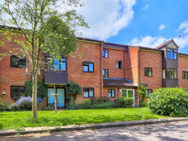 Sycamore Court, Long Gore, Godalming. 2 bed apartment to rent £1,150 pcm £265 pw