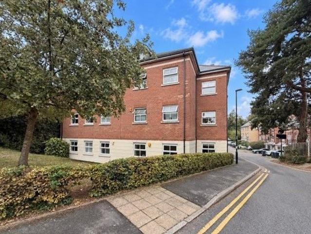 Sycamore Close, South Croydon CR2, 2 bed flat to rent, £1,695 pcm | PrimeLocation