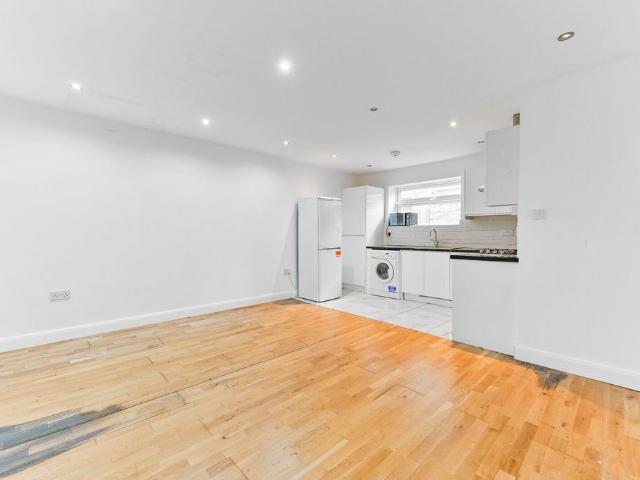 Sydenham Road, Croydon, CR0 2 bed flat to rent £1,700 pcm £392 pw