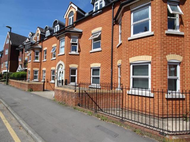 Sydenham Road, Guildford 2 bed flat to rent £1,750 pcm £404 pw