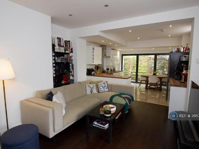 Sydenham Road, Guildford, GU1 2 bed flat to rent £2,100 pcm £485 pw