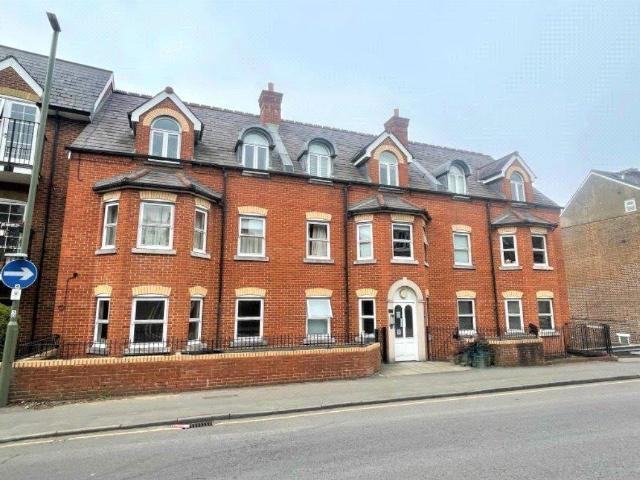 Sydenham Road, Guildford, Surrey, GU1 2 bed flat to rent £1,900 pcm £438 pw
