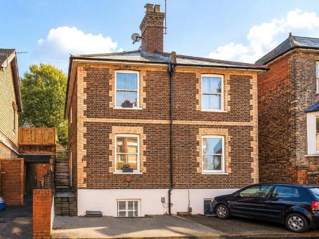 Sydenham Road, Guildford, Surrey, GU1 4 bed semi detached house to rent £3,500 pcm £808 pw