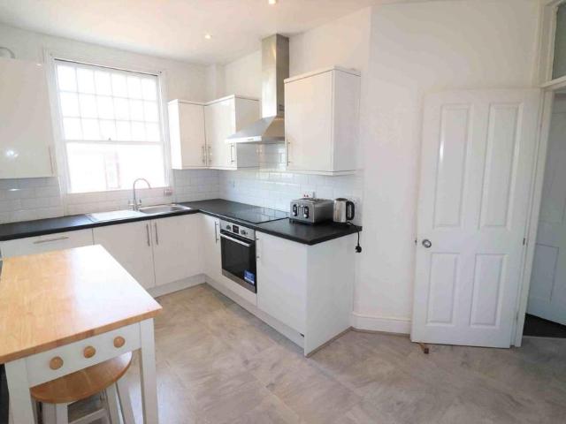 Sydenham Road, London 3 bed flat to rent £2,075 pcm £479 pw