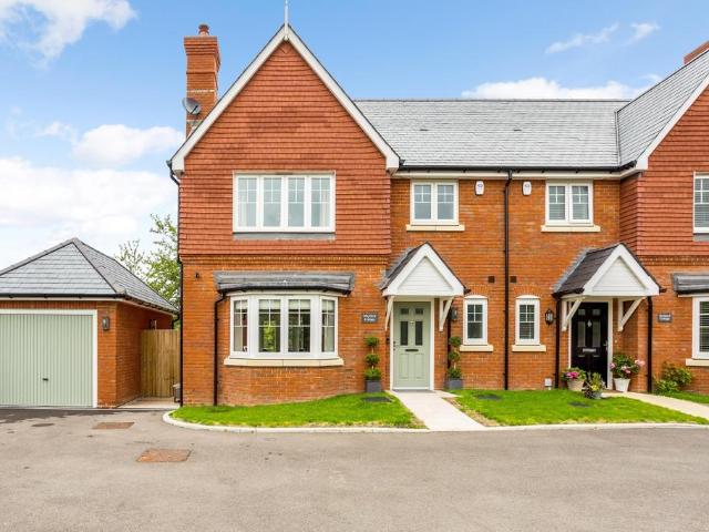 Sydmonton Road Newbury RG20 3 bed semi detached house to rent £2,150 pcm £496 pw