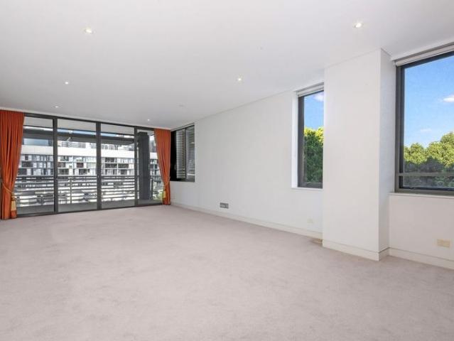 Sydney Serenity: Waterfront Elegance in Pyrmont Stunning 3 Bed, 2 Bath Apartment with Double Parking!