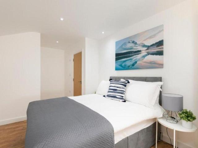 Sydney Road Enfield EN2 5 bed flat to rent £2,650 pcm £612 pw