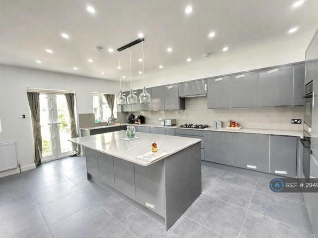 Sydney Road, Ilford, IG6 4 bed terraced house to rent £3,200 pcm £738 pw