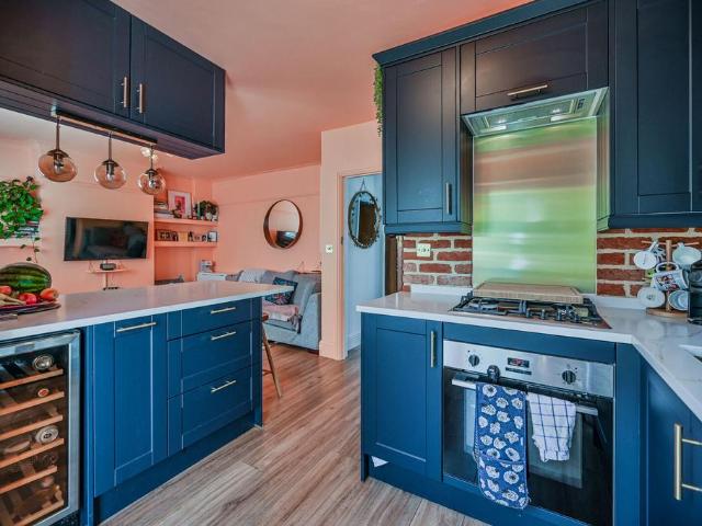 Sydney Road, N10, Colney Hatch. 3 bed maisonette to rent £2,550 pcm £588 pw