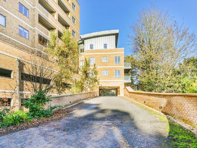 Sylvan Hill, Crystal Palace, London. 2 bed flat to rent £2,600 pcm £600 pw