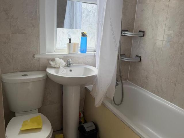 Sylvan Road, London E17 4 bed semi detached house to rent £3,000 pcm £692 pw