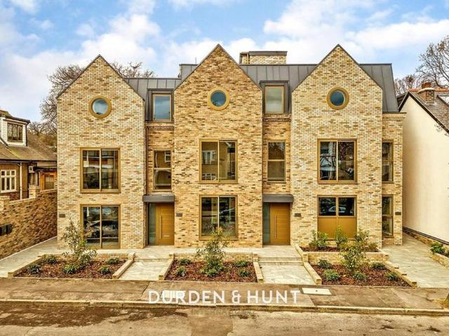 Sylvan Road, London E11 3 bed ground floor flat to rent £3,000 pcm £692 pw