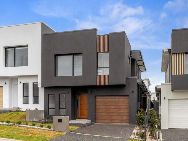 Sylish Townhouse with Escarpment Views