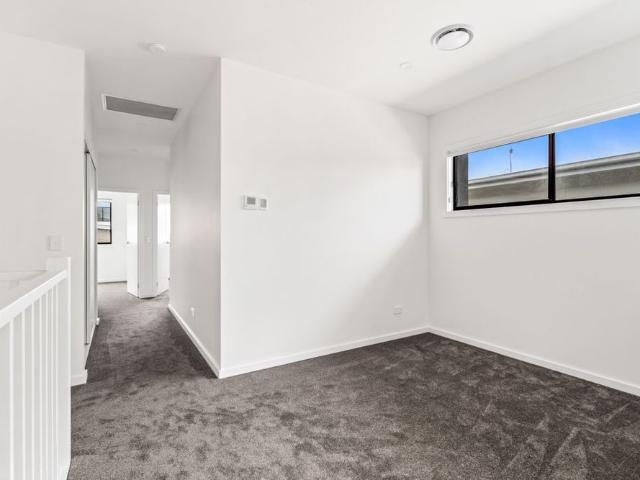 Sylish Townhouse with Escarpment Views