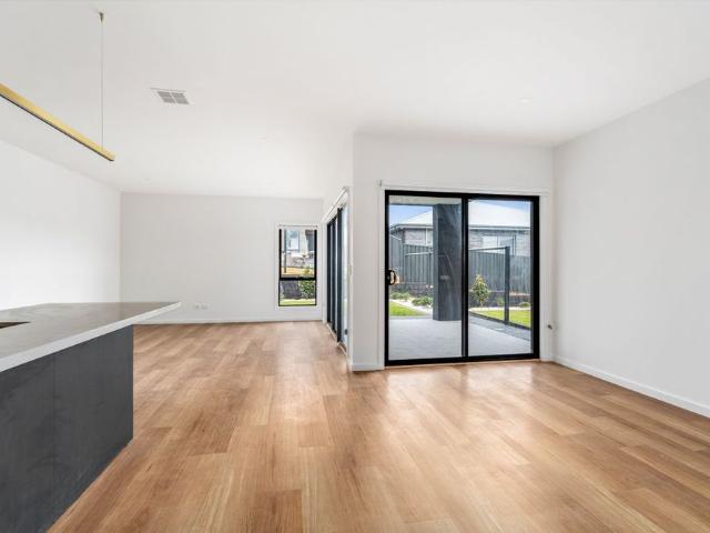 Sylish Townhouse with Escarpment Views