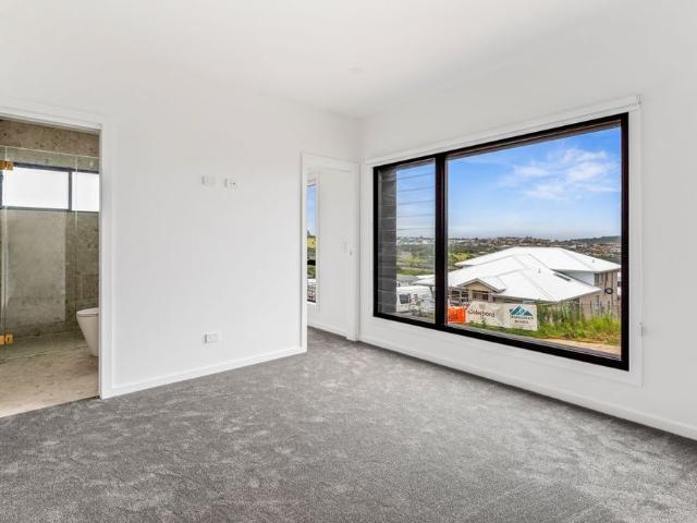 Sylish Townhouse with Escarpment Views