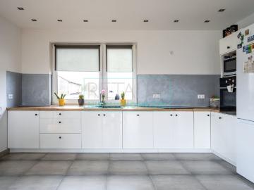 Przestronny dom 200 m² z garażem i 4 sypialniami