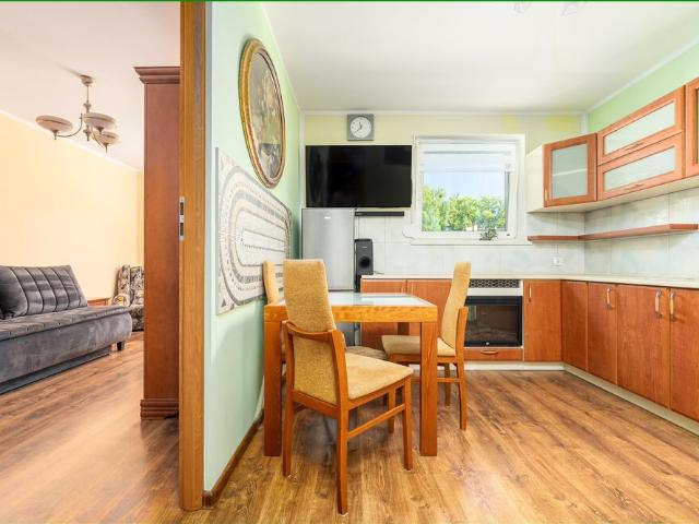 Przestronna kawalerka 42m² z osobną kuchnią i balkonem