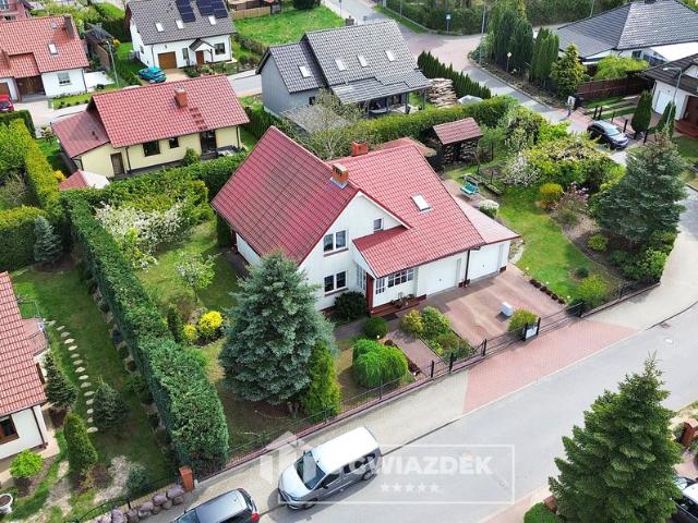 Przestronny dom 227 m2 z garażami na Osiedlu Poetów
