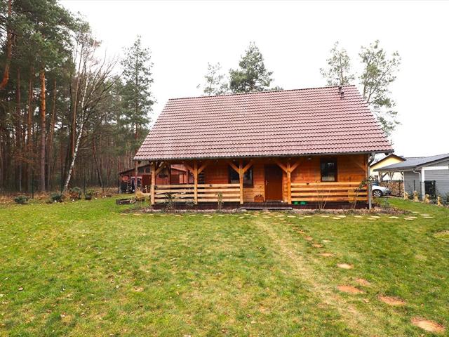Urokliwy drewniany dom 130 m2 z kominkiem i tarasem
